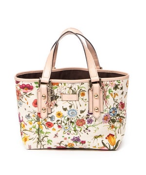 Gucci Bolsas Mini Floral Tote  Bolso en Marfil/Rosa Lienzo y Oro hardware. El producto esta en Excelentes Condiciones (A).
  Dimensiones: 22x18x11 cm 
  Accesorios incluidos: Charms
  Notas de Exterior: Ligeros rasguños en la llanta superior
Notas de la correa/asa: Mangos ligeramente desgastados
  BrandCo Paris encuentra artículos raros y en las mejores condiciones a precios increíbles. ¡Vale la pena tener paciencia! Compra con confianza: todos los artículos de BrandCo Paris son seleccionados y autenticados cuidadosamente por nuestro equipo de expertos.
  Todos los artículos vienen con un certificado de autenticidad y un embalaje entregado por BrandCo Paris.
  Tabla de clasificación de la condición del artículo
  N (como nuevo)
  AA (perfecto estado)
  A (excelente estado)
  AB (muy buen estado)
  B (bueno/regular)
