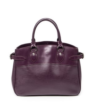 Louis Vuitton Tassen Passy PM Handtas in de Cassis Kalfsleer in de Zilver Messing  hardware. Het product is in In Uitstekende Staat (A).
  Afmetingen: 32x26x13 cm 
  Inclusief accessoires: None
  Opmerkingen over de buitenkant: Lichte krassen
  BrandCo Paris vindt zeldzame artikelen in de beste staat voor ongelooflijke prijzen. Het is de moeite waard om geduldig te zijn! Koop met vertrouwen: alle artikelen van BrandCo Paris worden zorgvuldig geselecteerd en geverifieerd door ons team van experts.

  Alle artikelen worden geleverd met een certificaat van echtheid en verpakt door BrandCo Paris.

  Classificatietabel voor de conditie van het artikel:

  N (als nieuw)
  AA (perfecte staat)
  A (uitstekende staat)
  AB (zeer goede staat)
  B (goede/redelijke staat)