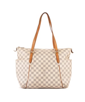 Louis Vuitton Tassen Totally MM Handtas in de Ivoor Gecoat canvas in de Gouden Messing  hardware. Het product is in In Uitstekende Staat (A).
  Afmetingen: 34x29x14 cm 
  Inclusief accessoires: None
  Opmerkingen over de hardware: Verkleurd & Krassen
Opmerkingen over de band/het handvat: Verkleurd
  BrandCo Paris vindt zeldzame artikelen in de beste staat voor ongelooflijke prijzen. Het is de moeite waard om geduldig te zijn! Koop met vertrouwen: alle artikelen van BrandCo Paris worden zorgvuldig geselecteerd en geverifieerd door ons team van experts.

  Alle artikelen worden geleverd met een certificaat van echtheid en verpakt door BrandCo Paris.

  Classificatietabel voor de conditie van het artikel:

  N (als nieuw)
  AA (perfecte staat)
  A (uitstekende staat)
  AB (zeer goede staat)
  B (goede/redelijke staat)