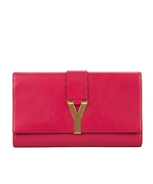 Yves Saint Laurent Bolsas Classic Y Line Clutch  Bolso en Rosa Piel de becerro y Oro hardware. El producto esta en Excelentes Condiciones (A).
  Dimensiones: 28x16x5 cm 
  Accesorios incluidos: None
  Notas de Hardware: Arañazos y decoloración
  BrandCo Paris encuentra artículos raros y en las mejores condiciones a precios increíbles. ¡Vale la pena tener paciencia! Compra con confianza: todos los artículos de BrandCo Paris son seleccionados y autenticados cuidadosamente por nuestro equipo de expertos.
  Todos los artículos vienen con un certificado de autenticidad y un embalaje entregado por BrandCo Paris.
  Tabla de clasificación de la condición del artículo
  N (como nuevo)
  AA (perfecto estado)
  A (excelente estado)
  AB (muy buen estado)
  B (bueno/regular)