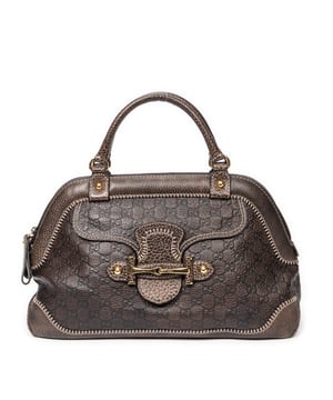 Gucci Bolsas Medium New Pelham Tote  Bolso en Marrón Piel de becerro y Oro hardware. El producto esta en Excelentes Condiciones (A).
  Dimensiones: 41x26x16 cm 
  Accesorios incluidos: None
  Notas de Exterior: Ligeros rasguños en las esquinas inferiores
  BrandCo Paris encuentra artículos raros y en las mejores condiciones a precios increíbles. ¡Vale la pena tener paciencia! Compra con confianza: todos los artículos de BrandCo Paris son seleccionados y autenticados cuidadosamente por nuestro equipo de expertos.
  Todos los artículos vienen con un certificado de autenticidad y un embalaje entregado por BrandCo Paris.
  Tabla de clasificación de la condición del artículo
  N (como nuevo)
  AA (perfecto estado)
  A (excelente estado)
  AB (muy buen estado)
  B (bueno/regular)