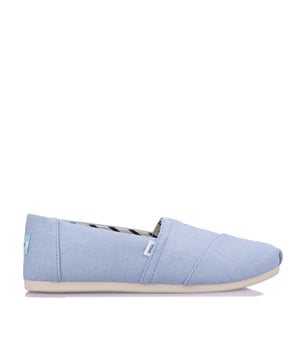 Textiel bovenwerk canvas voetbed TOMS signature CloudBound zolen voor extra comfort ademend vermogen en tractie uitneembaar en handwasbaar. OrthoLite Eco LT hybride inlegzool voor lichtgewicht demping gemaakt van plantaardige en gerecyclede materialen. Elastische gore voor makkelijke pasvorm