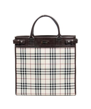 Burberry Bolsas 2-Way Vertical Tote  Bolso bandolera en Beige/Marrón Oscuro Lienzo y Plata hardware. El producto esta en Excelentes Condiciones (A).
  Dimensiones: 35x33x14 cm 
  Accesorios incluidos: Strap
  Notas de Exterior: Ligeras rozaduras en el forro de piel
  BrandCo Paris encuentra artículos raros y en las mejores condiciones a precios increíbles. ¡Vale la pena tener paciencia! Compra con confianza: todos los artículos de BrandCo Paris son seleccionados y autenticados cuidadosamente por nuestro equipo de expertos.
  Todos los artículos vienen con un certificado de autenticidad y un embalaje entregado por BrandCo Paris.
  Tabla de clasificación de la condición del artículo
  N (como nuevo)
  AA (perfecto estado)
  A (excelente estado)
  AB (muy buen estado)
  B (bueno/regular)
