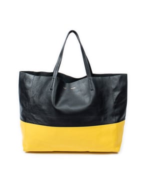 Celine Bolsas Bicolor Horizontal Cabas Tote  Bolso bandolera en Negro/Amarillo Piel de becerro y Oro hardware. El producto esta en Excelentes Condiciones (A).
  Dimensiones: 38x30x19 cm 
  Accesorios incluidos: Dustbag
  
  BrandCo Paris encuentra artículos raros y en las mejores condiciones a precios increíbles. ¡Vale la pena tener paciencia! Compra con confianza: todos los artículos de BrandCo Paris son seleccionados y autenticados cuidadosamente por nuestro equipo de expertos.
  Todos los artículos vienen con un certificado de autenticidad y un embalaje entregado por BrandCo Paris.
  Tabla de clasificación de la condición del artículo
  N (como nuevo)
  AA (perfecto estado)
  A (excelente estado)
  AB (muy buen estado)
  B (bueno/regular)