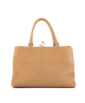 Bottega Veneta Bolsas Tote  Bolso bandolera en Beige Piel de becerro y Bronce de cañón hardware. El producto esta en Perfectas Condiciones (AA).
  Dimensiones: 35x23x21 cm 
  Accesorios incluidos: None
  
  BrandCo Paris encuentra artículos raros y en las mejores condiciones a precios increíbles. ¡Vale la pena tener paciencia! Compra con confianza: todos los artículos de BrandCo Paris son seleccionados y autenticados cuidadosamente por nuestro equipo de expertos.
  Todos los artículos vienen con un certificado de autenticidad y un embalaje entregado por BrandCo Paris.
  Tabla de clasificación de la condición del artículo
  N (como nuevo)
  AA (perfecto estado)
  A (excelente estado)
  AB (muy buen estado)
  B (bueno/regular)