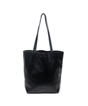 Celine Bolsas Small Cabas Phantom Tote  Bolso bandolera en Negro Piel de becerro y Plata hardware. El producto esta en Muy Buenas Condiciones (AB).
  Dimensiones: 26x34x13 cm 
  Accesorios incluidos: None
  Notas de Exterior: Ligeras arrugas en el cuero, Rozaduras en el cuero inferior, Pequeñas grietas en el borde superior
Notas de Interior: Forro desgastado
Notas de la correa/asa: Ligeramente desgastado
  BrandCo Paris encuentra artículos raros y en las mejores condiciones a precios increíbles. ¡Vale la pena tener paciencia! Compra con confianza: todos los artículos de BrandCo Paris son seleccionados y autenticados cuidadosamente por nuestro equipo de expertos.
  Todos los artículos vienen con un certificado de autenticidad y un embalaje entregado por BrandCo Paris.
  Tabla de clasificación de la condición del artículo
  N (como nuevo)
  AA (perfecto estado)
  A (excelente estado)
  AB (muy buen estado)
  B (bueno/regular)