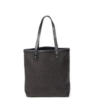 Celine Bolsas Shopping Tote  Bolso bandolera en Negro Lienzo y Plata hardware. El producto esta en Excelentes Condiciones (A).
  Dimensiones: 25.5x29x10 cm 
  Accesorios incluidos: None
  Notas de Exterior: Ligeras rozaduras en las esquinas
  BrandCo Paris encuentra artículos raros y en las mejores condiciones a precios increíbles. ¡Vale la pena tener paciencia! Compra con confianza: todos los artículos de BrandCo Paris son seleccionados y autenticados cuidadosamente por nuestro equipo de expertos.
  Todos los artículos vienen con un certificado de autenticidad y un embalaje entregado por BrandCo Paris.
  Tabla de clasificación de la condición del artículo
  N (como nuevo)
  AA (perfecto estado)
  A (excelente estado)
  AB (muy buen estado)
  B (bueno/regular)