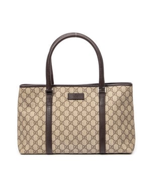Gucci Tassen Small Joy Tote  Schoudertas in de Beige/Bruin Gecoat canvas in de Zilver  hardware. Het product is in In Uitstekende Staat (A).
  Afmetingen: 37x22x15 cm 
  Inclusief accessoires: 
  Opmerkingen over de buitenkant: Licht geschaafde onderste hoeken
Opmerkingen over de band/het handvat: Kleine vuilvlekken
  BrandCo Paris vindt zeldzame artikelen in de beste staat voor ongelooflijke prijzen. Het is de moeite waard om geduldig te zijn! Koop met vertrouwen: alle artikelen van BrandCo Paris worden zorgvuldig geselecteerd en geverifieerd door ons team van experts.

  Alle artikelen worden geleverd met een certificaat van echtheid en verpakt door BrandCo Paris.

  Classificatietabel voor de conditie van het artikel:

  N (als nieuw)
  AA (perfecte staat)
  A (uitstekende staat)
  AB (zeer goede staat)
  B (goede/redelijke staat)