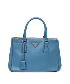 Prada Taschen Small Double Zip Galleria Tote  Umhängetasche und Blau Kalbsleder und Gold hardware. Das Produkt ist auf in ausgezeichnetem Zustand (A).
  Abmessungen: 31x19x13 cm 
  Zubehör inklusive: "Strap; Clochette"
  Äußere Hinweise: Leichte Schrammen an den Ecken
Innenhinweise: Leichter Geruch
  BrandCo Paris hat seltene Artikel und die besten Konditionen zu unglaublichen Preisen vorgestellt. Geduld lohnt sich! Kaufen Sie mit Vertrauen: Alle Artikel von BrandCo Paris sind von unserem Expertenteam ausgewählt und authentisch.
  Alle Artikel enthalten ein Echtheitszertifikat und wurden von BrandCo Paris übernommen.
  Tabelle zur Klassifizierung des Artikelzustands
  N (wie neu)
  AA (perfekter Zustand)
  A (ausgezeichneter Zustand)
  AB (sehr guter Zustand)
  B (gut/mittelmäßig)