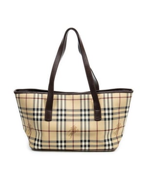 Burberry Bolsas Rectangular Tote  Bolso bandolera en Beige/Marrón Lona recubierta y Oro hardware. El producto esta en Excelentes Condiciones (A).
  Dimensiones: 32.5x21x14 cm 
  Accesorios incluidos: 
  
  BrandCo Paris encuentra artículos raros y en las mejores condiciones a precios increíbles. ¡Vale la pena tener paciencia! Compra con confianza: todos los artículos de BrandCo Paris son seleccionados y autenticados cuidadosamente por nuestro equipo de expertos.
  Todos los artículos vienen con un certificado de autenticidad y un embalaje entregado por BrandCo Paris.
  Tabla de clasificación de la condición del artículo
  N (como nuevo)
  AA (perfecto estado)
  A (excelente estado)
  AB (muy buen estado)
  B (bueno/regular)