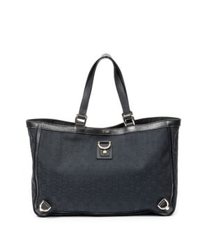Gucci Tassen Large Abbey D-Ring Tote  Schoudertas in de Zwart Doek in de Goud  hardware. Het product is in In Uitstekende Staat (A).
  Afmetingen: 38x25x10 cm 
  Inclusief accessoires: None
  
  BrandCo Paris vindt zeldzame artikelen in de beste staat voor ongelooflijke prijzen. Het is de moeite waard om geduldig te zijn! Koop met vertrouwen: alle artikelen van BrandCo Paris worden zorgvuldig geselecteerd en geverifieerd door ons team van experts.

  Alle artikelen worden geleverd met een certificaat van echtheid en verpakt door BrandCo Paris.

  Classificatietabel voor de conditie van het artikel:

  N (als nieuw)
  AA (perfecte staat)
  A (uitstekende staat)
  AB (zeer goede staat)
  B (goede/redelijke staat)