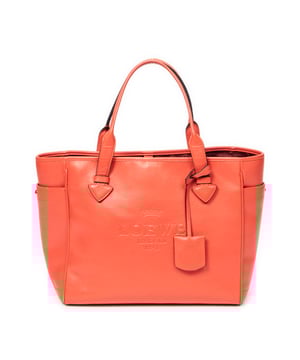 Loewe Tassen Heritage Tote  Schoudertas in de Oranje Kalfsleer in de Goud  hardware. Het product is in In Uitstekende Staat (A).
  Afmetingen: 28x24x8 cm 
  Inclusief accessoires: Dustbag; Clochette
  Opmerkingen over de buitenkant: Lichte krassen op de buitenkant van de carrosserie, lichte slijtage op de hoeken
Opmerkingen over de band/het handvat: Scheuren in handvat(en)
  BrandCo Paris vindt zeldzame artikelen in de beste staat voor ongelooflijke prijzen. Het is de moeite waard om geduldig te zijn! Koop met vertrouwen: alle artikelen van BrandCo Paris worden zorgvuldig geselecteerd en geverifieerd door ons team van experts.

  Alle artikelen worden geleverd met een certificaat van echtheid en verpakt door BrandCo Paris.

  Classificatietabel voor de conditie van het artikel:

  N (als nieuw)
  AA (perfecte staat)
  A (uitstekende staat)
  AB (zeer goede staat)
  B (goede/redelijke staat)