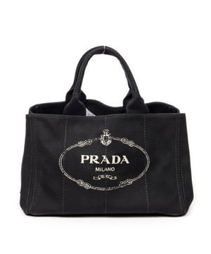 Prada Taschen Medium Canapa Tote  Umhängetasche und Schwarz Leinwand und Gold hardware. Das Produkt ist auf in ausgezeichnetem Zustand (A).
  Abmessungen: 34x23x22 cm 
  Zubehör inklusive: Strap
  Äußere Hinweise: Leicht verfärbte Leinwand
  BrandCo Paris hat seltene Artikel und die besten Konditionen zu unglaublichen Preisen vorgestellt. Geduld lohnt sich! Kaufen Sie mit Vertrauen: Alle Artikel von BrandCo Paris sind von unserem Expertenteam ausgewählt und authentisch.
  Alle Artikel enthalten ein Echtheitszertifikat und wurden von BrandCo Paris übernommen.
  Tabelle zur Klassifizierung des Artikelzustands
  N (wie neu)
  AA (perfekter Zustand)
  A (ausgezeichneter Zustand)
  AB (sehr guter Zustand)
  B (gut/mittelmäßig)