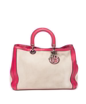 Dior Tassen Large Diorissimo Tote  Schoudertas in de Beige/Fuchsia Doek in de Zilver  hardware. Het product is in In Uitstekende Staat (A).
  Afmetingen: 38x26x12 cm 
  Inclusief accessoires: "Strap; Pouch; Charms"
  Opmerkingen over de buitenkant: "Licht verkleurd canvas, lichte slijtage op de bovenrand"
  BrandCo Paris vindt zeldzame artikelen in de beste staat voor ongelooflijke prijzen. Het is de moeite waard om geduldig te zijn! Koop met vertrouwen: alle artikelen van BrandCo Paris worden zorgvuldig geselecteerd en geverifieerd door ons team van experts.

  Alle artikelen worden geleverd met een certificaat van echtheid en verpakt door BrandCo Paris.

  Classificatietabel voor de conditie van het artikel:

  N (als nieuw)
  AA (perfecte staat)
  A (uitstekende staat)
  AB (zeer goede staat)
  B (goede/redelijke staat)