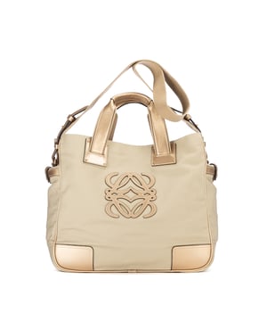 Loewe Bolsas Anagram Tote  Bolso bandolera en Beige Lienzo y Oro hardware. El producto esta en Excelentes Condiciones (A).
  Dimensiones: 29x34x15 cm 
  Accesorios incluidos: Strap
  Notas de la correa/asa: Mancha amarilla / Cuero arrugado
  BrandCo Paris encuentra artículos raros y en las mejores condiciones a precios increíbles. ¡Vale la pena tener paciencia! Compra con confianza: todos los artículos de BrandCo Paris son seleccionados y autenticados cuidadosamente por nuestro equipo de expertos.
  Todos los artículos vienen con un certificado de autenticidad y un embalaje entregado por BrandCo Paris.
  Tabla de clasificación de la condición del artículo
  N (como nuevo)
  AA (perfecto estado)
  A (excelente estado)
  AB (muy buen estado)
  B (bueno/regular)