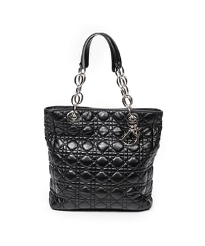 Dior Bolsas Soft Shopping Tote  Bolso bandolera en Negro Piel de becerro y Plata hardware. El producto esta en Excelentes Condiciones (A).
  Dimensiones: 27x29x9 cm 
  Accesorios incluidos: Dustbag; Card
  
  BrandCo Paris encuentra artículos raros y en las mejores condiciones a precios increíbles. ¡Vale la pena tener paciencia! Compra con confianza: todos los artículos de BrandCo Paris son seleccionados y autenticados cuidadosamente por nuestro equipo de expertos.
  Todos los artículos vienen con un certificado de autenticidad y un embalaje entregado por BrandCo Paris.
  Tabla de clasificación de la condición del artículo
  N (como nuevo)
  AA (perfecto estado)
  A (excelente estado)
  AB (muy buen estado)
  B (bueno/regular)