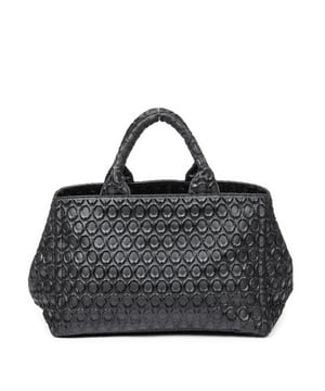 Prada Taschen Medium Canapa Tote  Umhängetasche und Schwarz Leinwand und Gold hardware. Das Produkt ist auf in ausgezeichnetem Zustand (A).
  Abmessungen: 34x23x22 cm 
  Zubehör inklusive: Strap
  
  BrandCo Paris hat seltene Artikel und die besten Konditionen zu unglaublichen Preisen vorgestellt. Geduld lohnt sich! Kaufen Sie mit Vertrauen: Alle Artikel von BrandCo Paris sind von unserem Expertenteam ausgewählt und authentisch.
  Alle Artikel enthalten ein Echtheitszertifikat und wurden von BrandCo Paris übernommen.
  Tabelle zur Klassifizierung des Artikelzustands
  N (wie neu)
  AA (perfekter Zustand)
  A (ausgezeichneter Zustand)
  AB (sehr guter Zustand)
  B (gut/mittelmäßig)