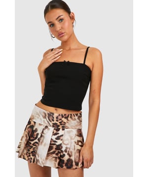 Trendy tennis-inspired skort design
        Eye-catching leopard print pattern
        Comfortable bengaline fabric
        Flattering A-line silhouette
        Versatile for both athletic and casual wear
    
    Make a bold statement with these fashion-forward tennis-skorts from Boohoo. The striking leopard print adds a touch of wild charm to your ensemble, perfect for those who dare to stand out. Crafted from bengaline fabric, these skorts offer both comfort and style, making them ideal for a variety of casual occasions. The A-line silhouette flatters your figure while providing ease of movement. Style these skorts with a simple black crop top for a coordinated look that's ready for anything from a casual brunch to a day out with friends. For a sportier vibe, pair with a white polo shirt and trainers. These versatile skorts can easily transition from a casual daytime look to an evening outfit - simply swap your flats for ankle boots and add some statement jewellery. Whether you're heading to a family gathering or meeting mates for a coffee, these tennis-skorts will keep you looking effortlessly chic and on-trend.