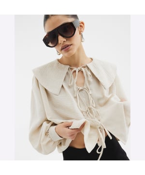 Oversized collar, Round neckline, Long sleeves, Tie front fastening, Buttoned cuffs, Dipped hemAbout the brandFASHION IS OUR DNARiver Island is an icon of the British high street. Inspired by the latest trends and our heritage style archives, we've been serving style and leading trends for over sixty years.We make fashion for real people with real lives, who want to look real good. Because life's a celebration - let's dress for it.