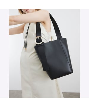 Premium collection, Leather, Adjustable shoulder strap, Popper fastening, H: 31cm x W: 26cm x D: 19.5cmAbout the brandFASHION IS OUR DNARiver Island is an icon of the British high street. Inspired by the latest trends and our heritage style archives, we've been serving style and leading trends for over sixty years.We make fashion for real people with real lives, who want to look real good. Because life's a celebration - let's dress for it.