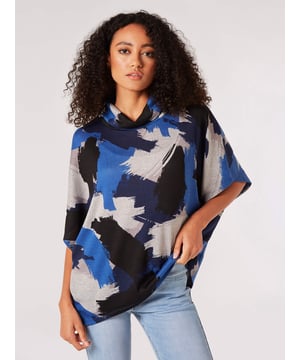Dieses lässige Stricktop kombiniert Komfort und Stil. Das gemütliche, elastische Material ist mit einem auffälligen Farbprint bedruckt. Die lockere Passform ermöglicht ein unkompliziertes Styling. Es hat einen Rollkragen und weite überschnittene Arme.