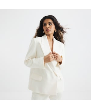 Petite collection, Oversized fit, Single breasted, Notch lapels, Slip pockets, Button fastening, Long sleevesAbout the brandFASHION IS OUR DNARiver Island is an icon of the British high street. Inspired by the latest trends and our heritage style archives, we've been serving style and leading trends for over sixty years.We make fashion for real people with real lives, who want to look real good. Because life's a celebration - let's dress for it.