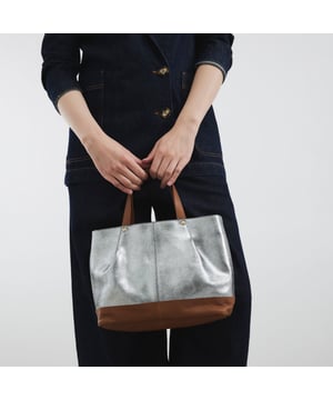 Leather, Metallic, Grab handles, Interior zipped pocket, Popper fastening, Handle drop: 13cm, H: 22cm x W: 32cm x D: 9cmAbout the brandFASHION IS OUR DNARiver Island is an icon of the British high street. Inspired by the latest trends and our heritage style archives, we've been serving style and leading trends for over sixty years.We make fashion for real people with real lives, who want to look real good. Because life's a celebration - let's dress for it.