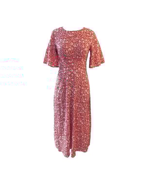 Dieses hübsche Kleid in Midi-Länge kombiniert einen auffälligen Blumenprint mit einem schmeichelhaften Fit-and-Flare-Schnitt und gerafften Ärmeln.