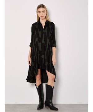 Ob im Büro oder am Wochenende, dieses bedruckte Hemdblusenkleid ist ein idealer Style für die kommende Saison. Das leichte, gewebte Kleid hat einen abstrakten Print und einen Halsausschnitt mit Kragen. Es wird vorne geknöpft und hat einen hochgeschlossenen Saum. Praktische Seitennahttaschen runden das Modell ab.