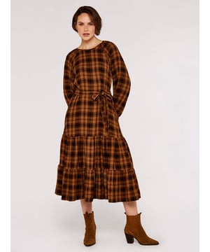 Dieses Midikleid ist aus einem strukturierten Material gefertigt und zeigt einen auffälligen Karodruck in Erdtönen. Der Rock fällt in Stufen und schafft eine moderne Silhouette, während der Stoffgürtel hilft, die Taille zu betonen. Dekorative Knöpfe zieren eine Schulter und lange Ärmel mit elastischen Bündchen runden das Design ab.