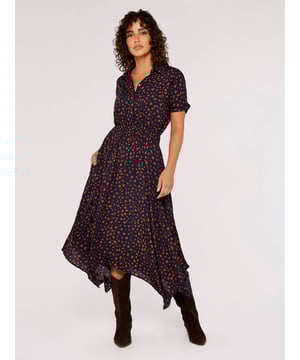 Dieses Midikleid aus gewebtem Stoff besticht durch einen verspielten, unregelmäßigen Punktedruck. Das klassische Hemd wird von einem Kragen und kurzen Ärmeln eingerahmt und verfügt über ein durchknöpfbares Oberteil, eine Brusttasche und eine gesmokte Taille für eine bequeme und schmeichelhafte Passform. Der zipfelige Saum rundet das Design ab und sorgt für einen schönen Schwung.