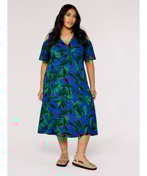 Das Druckkleid von APRICOT ist das Must-Have für einen unkomplizierten Übergangslook. Der charmante Blumendruck und die bequeme, figurumspielende Passform machen das Kleid schnell zum Lieblingsstück.  Das Druckkleid von APRICOT sieht hübsch aus und sorgt für einen hohen Wohlfühlfaktor!