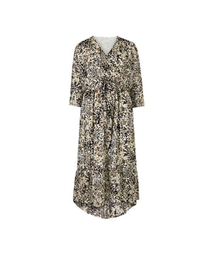 Für einen Wow-Look mit Gemütlichkeitsgarantie sorgt das Druckkleid von APRICOT! Das Modell überzeugt uns alleine durch den schönen Punktedruck. Die taillierte Schnittführung und die hübsche Wickeloptik sorgen für eine tolle Silhouette, die zarte Chiffonware daneben für Leichtigkeit. Der asymmetrische Saum rundet das Kleid gekonnt ab. Ein must-have in unserer Garderobe!