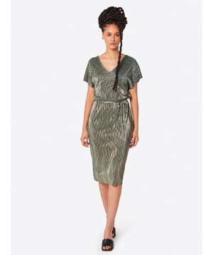 Dieses glamouröse Midikleid ist perfekt für die kommende Partysaison. Die Lurexfäden bringen Glanz und Schimmer, während die Plissee-Faltenlegung Bewegung bringt. Die schlichte Schnittführung macht es sehr bequem. Mit dem Taillenbindeband können Sie Ihre Silhouette individuell betonen.