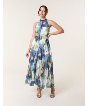 Show up. Show off this summer wearing our floral-printed chiffon dress. Team with gold accessories and heels for the ultimate occasional outfit!