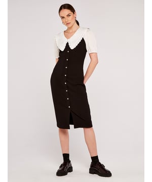 Dieses Midikleid aus weichem und dehnbarem Stoff mit geripptem Finish hat eine figurbetonte Passform, die eine schmeichelhafte Silhouette schafft. Es ist mit Camisole-Trägern ausgestattet, die es ideal für warmes Wetter machen, und hat eine dekorative Knopfleiste auf der Vorderseite.