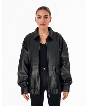 Ob Freizeit oder Streetstyle – diese Lederjacke macht jede Bewegung mit und bleibt dabei immer lässig. Ein Must-have für deine Garderobe: Diese Lederjacke bringt frischen Wind in deinen Kleiderschrank.