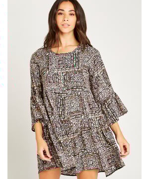 Das Druckkleid von APRICOT ist das Must-Have für einen unkomplizierten Übergangslook. Der charmante Blumendruck und die bequeme, figurumspielende Passform machen das Kleid schnell zum Lieblingsstück.  Das Druckkleid von APRICOT sieht hübsch aus und sorgt für einen hohen Wohlfühlfaktor!