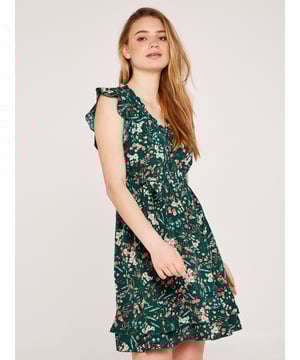 Reinschlüpfen und fertig! Das leichte Druckkleid von APRICOT sieht hübsch aus und sorgt für einen hohen Wohlfühlfaktor. Die taillierte Schnittführung und das leichte, fließende Material vereinen alles, was wir uns von unserem Lieblingssommerkleid wünschen. Rüschen am Ausschnitt und den Ärmeln setzen das Kleid formvollendet in Szene. Durch unterschiedliche Kombinationen und Accessoires lässt sich das Minikleid von APRICOT immer wieder neu und zu verschiedenen Anlässen tragen.