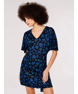 Das Minikleid mit dem Animaldruck ist perfekt für alle sommerlichen Verabredungen. Die Flügelärmel harmonieren perfekt mit dern ansonsten figurbetonten Silhouette. Durch die elastische Ware ergibt sich ein perfekter Sitz.