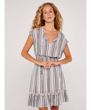 Für den perfekten Sommerlook sorgt das wunderschöne Kleid von APRICOT! Das Modell ist sorgt durch den Gummizug auf Taillenhöhe für eine tolle Silhouette mit gleichzeitig unkomplizierter Passform. Die Rüschen im unteren Teil und der tolle Ausschnitt sorgen daneben für einen weiteren Hingucker. Ein Must-Have für alle legeren und sommerlichen Aktivitäten!