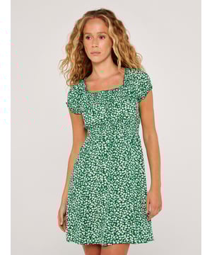 Dieses Minikleid ist in einer schmeichelhaften Passform mit gesmokter Taille geschnitten, die für eine schmeichelhafte Silhouette sorgt. Es besticht durch seinen Gänseblümchen-Print, der für gute Sommerstimmung sorgt. Der quadratische Ausschnitt und die überschnittenen Ärmel sind mit Rüschen und gesmokten Details versehen, während sanfte Biesenfalten am Mieder für ein feminines Finish sorgen.
