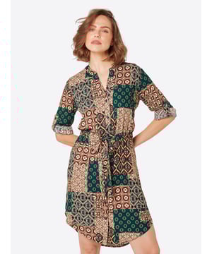 Mit dem Blusenkleid bringen Sie ein bequemes Modell mit einem wunderschönen Print in Ihre Garderobe. Ein Taillenzug lässt Ihre Silhouette perfekt in Szene setzen. Krempelarme und ein wunderschönen Ausschnitt runden das luftige Kleid gekonnt ab.