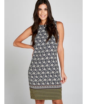 Das leichte Etuikleid von Apricot erschafft eine wunderschöne sommerliche Silhouette und hat auch bei hohen Temperaturen höchsten Tragekomfort. Kombinieren Sie es mit Sandalen für ein sofortiges Outfit, das alle Ihre Wochenendpläne erfüllt.