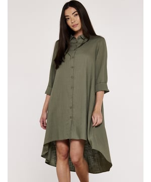 Das leichte Leinenkleid bietet einen hohen Tragekomfort, auch bei sehr hohen Temperaturen. Die legere Schnittführung macht es luftig während der Saum, vorne kürzer als hinten, für einen spannenden Look sorgt. Die Knopfleiste und der Kragen runden das unkomplizierte Modell ab.