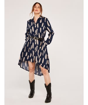 Das Hemdblusenkleid von APRICOT ist ein cooles Kleid das uns hauptsächlich durch die bequeme Ware und unkomplizierte Schnittführung überzeugt. Abgerundet wird das Modell durch den modischen Pinselstrich-Druck. Die asymmetrische Schnittführung sorgt dabei gekonnt für einen Wow-Look. Ein must-have das aufregend aussieht und dabei herrlich bequem ist.