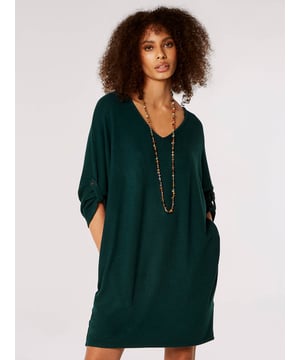Kombinieren Sie Komfort und Stil mit diesem superweichen Cocoon-Minikleid. Es hat eine entspannte, figurumspielende Passform, die sich hervorragend für lässige Verabredungen eignet. Der schmeichelhafte V-Ausschnitt, gerollte Fledermausärmel und praktische Seitennahttaschen runden das Modell ab.