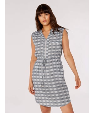 Das Check Pocket Mini Dress bietet mit seinem schicken Karomuster und den funktionellen Taschen einen stilvollen, lässigen Look. Es ist perfekt für den Alltag und kombiniert Komfort und Mode für eine vielseitige Ergänzung Ihrer Garderobe.