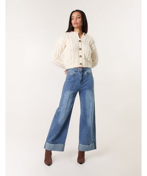Create a retro-inspired look in seconds wearing these denim flared jeans. Dress these trendy trousers up or down depending on the occasion.