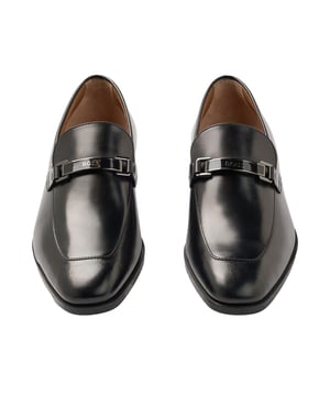Bovenkant: Leder. Voering: Leder. Binnenzool: Verstevigd. Buitenzool: Rubber. Gesp detail. Lage blokhak. Ontwerp: Eenvoudig. Teenstijl: Rond. Sluiting: Slip-on.